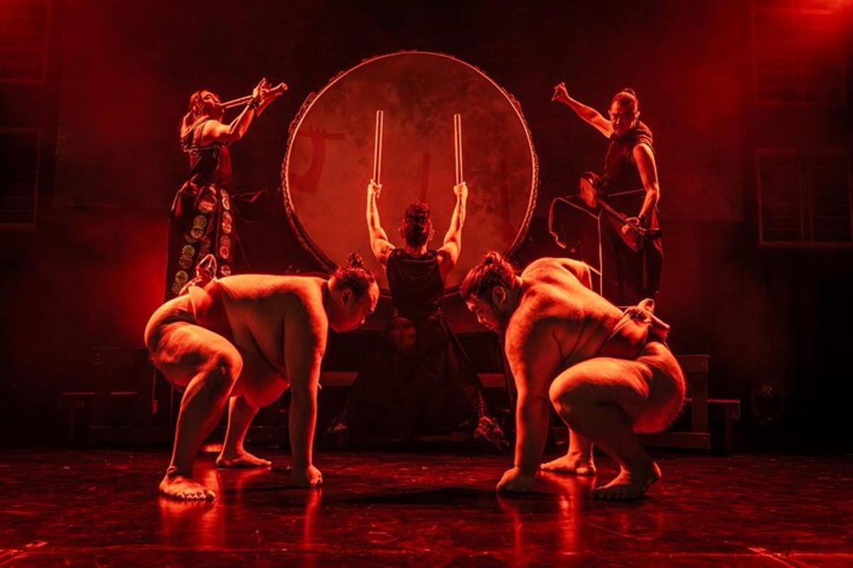 um grupo de pessoas dançando em um palco