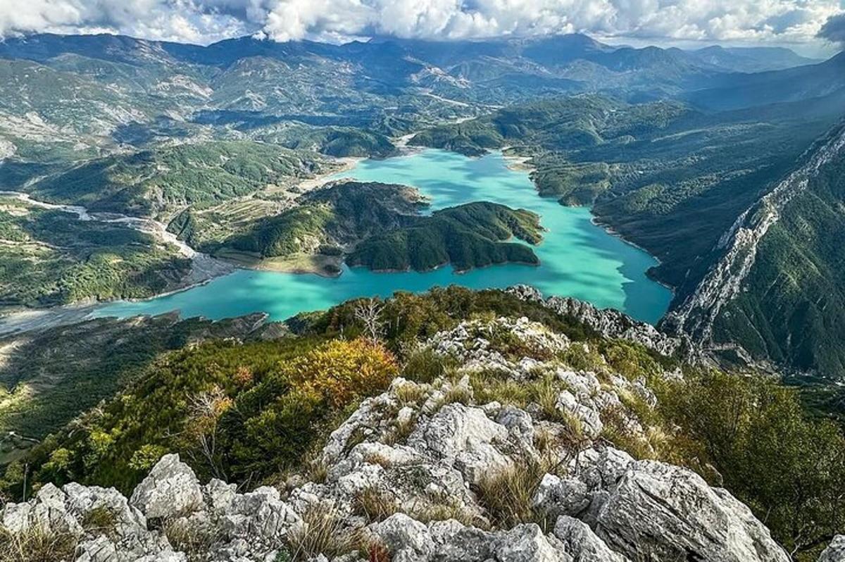 una vista aérea de un lago en las montañas