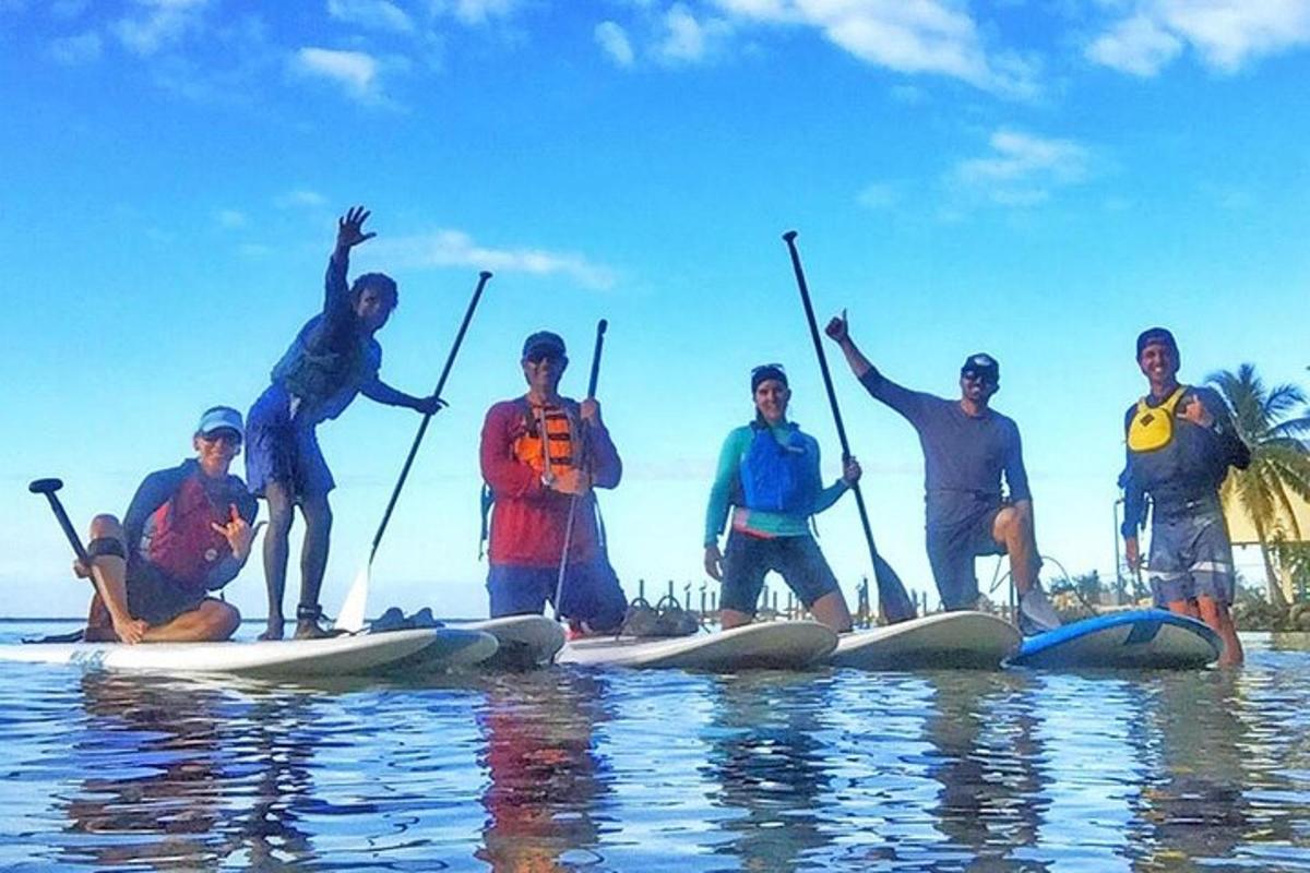 un grup de persones sobre taules de paddle surf a l'aigua