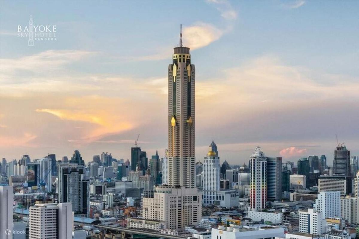 pemandangan cakrawala kota dengan gedung pencakar langit yang tinggi