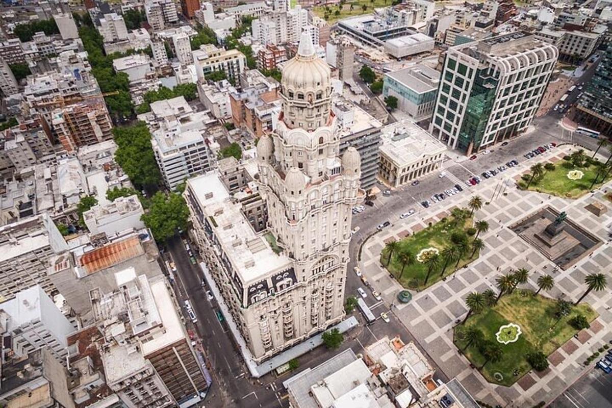 Una vista aérea de una ciudad con un edificio alto.