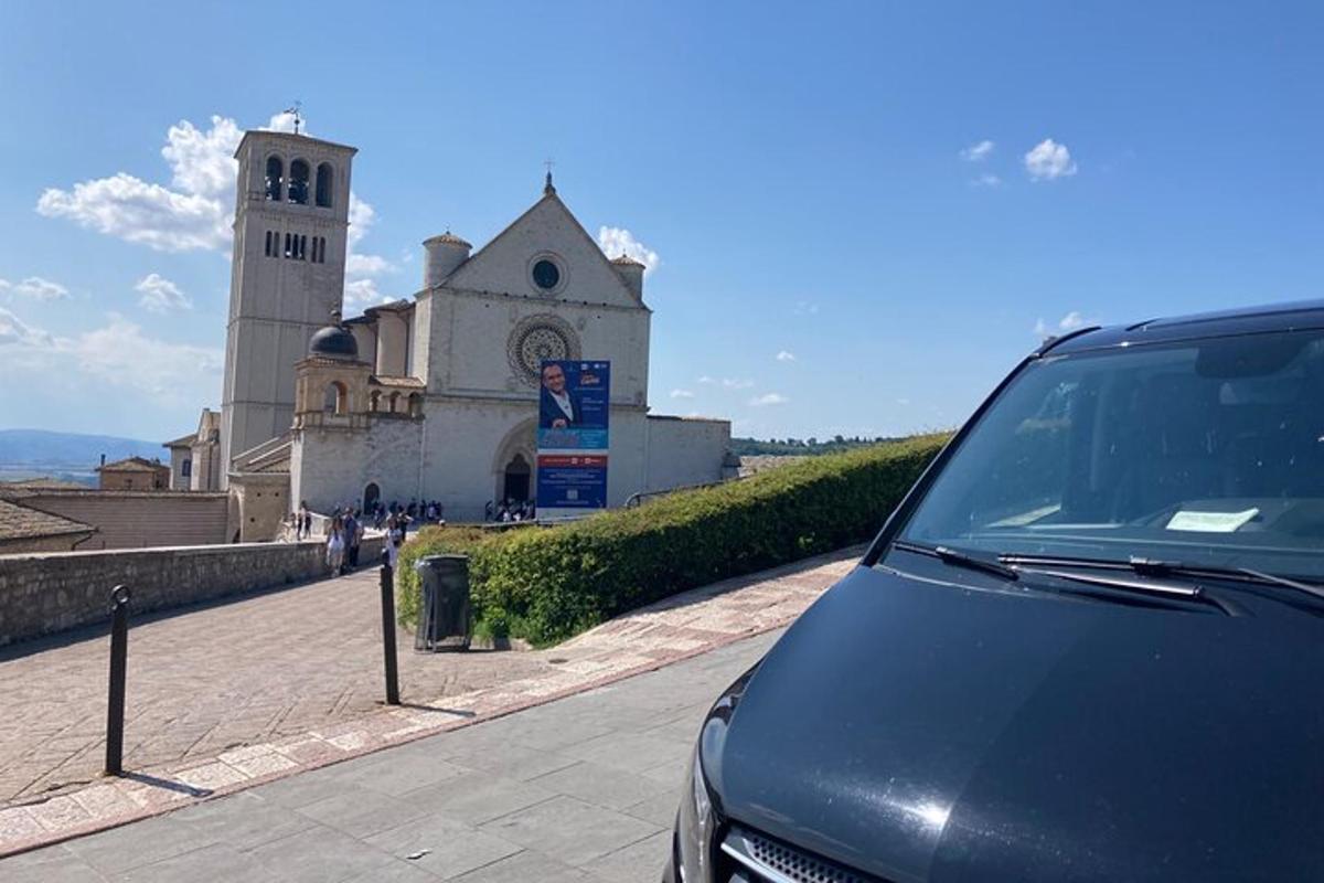 auto zaparkované na ulici před kostelem