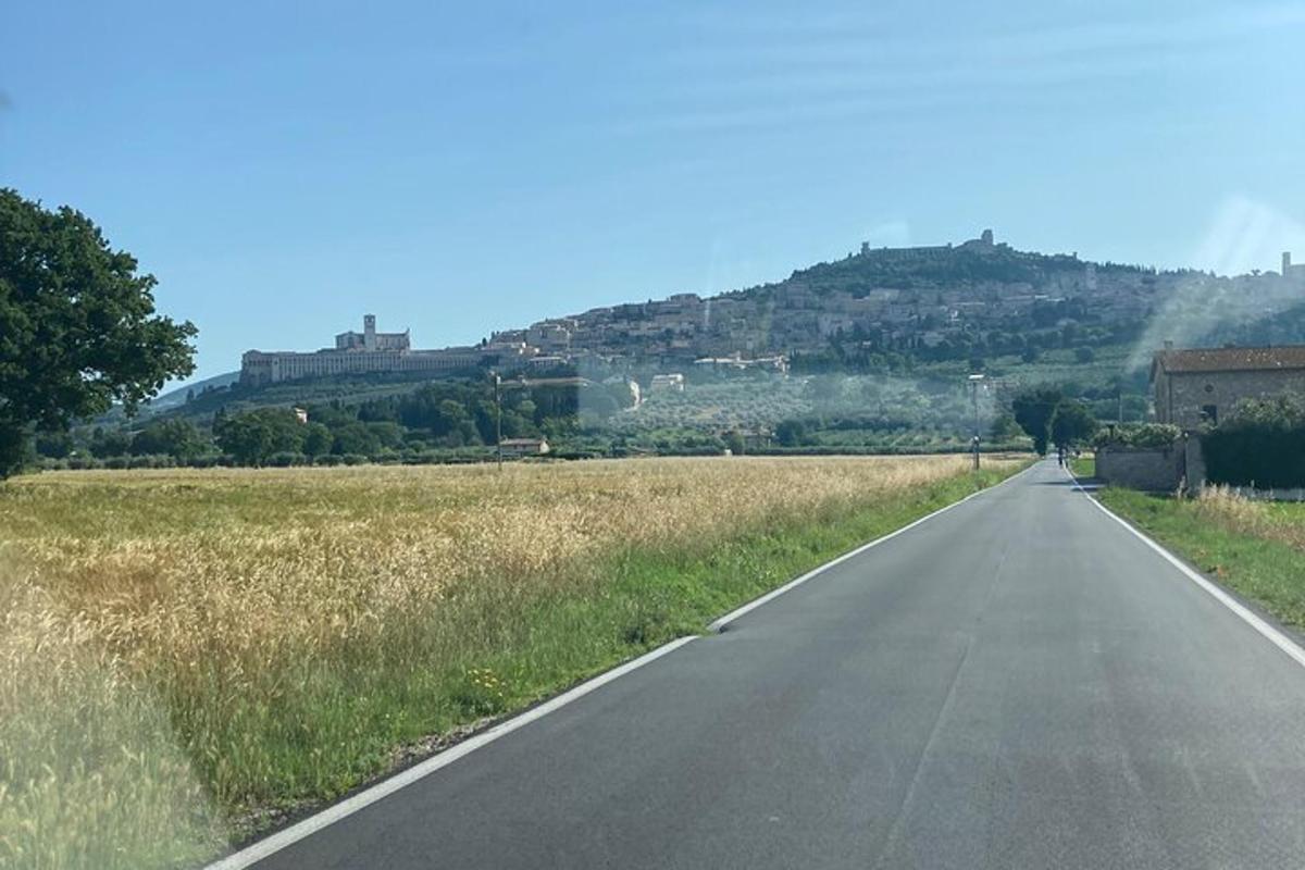 una carretera vacía en medio de un campo