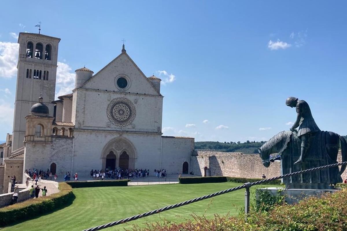 una iglesia con una estatua delante de un edificio