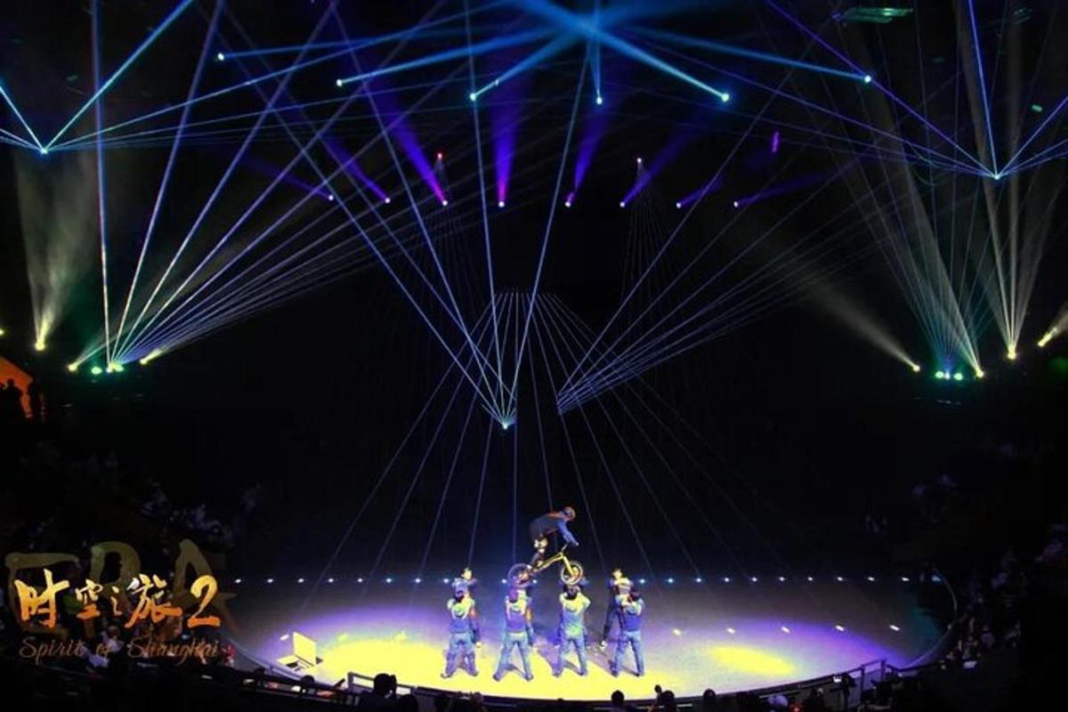 un gruppo di artisti su un palco di notte