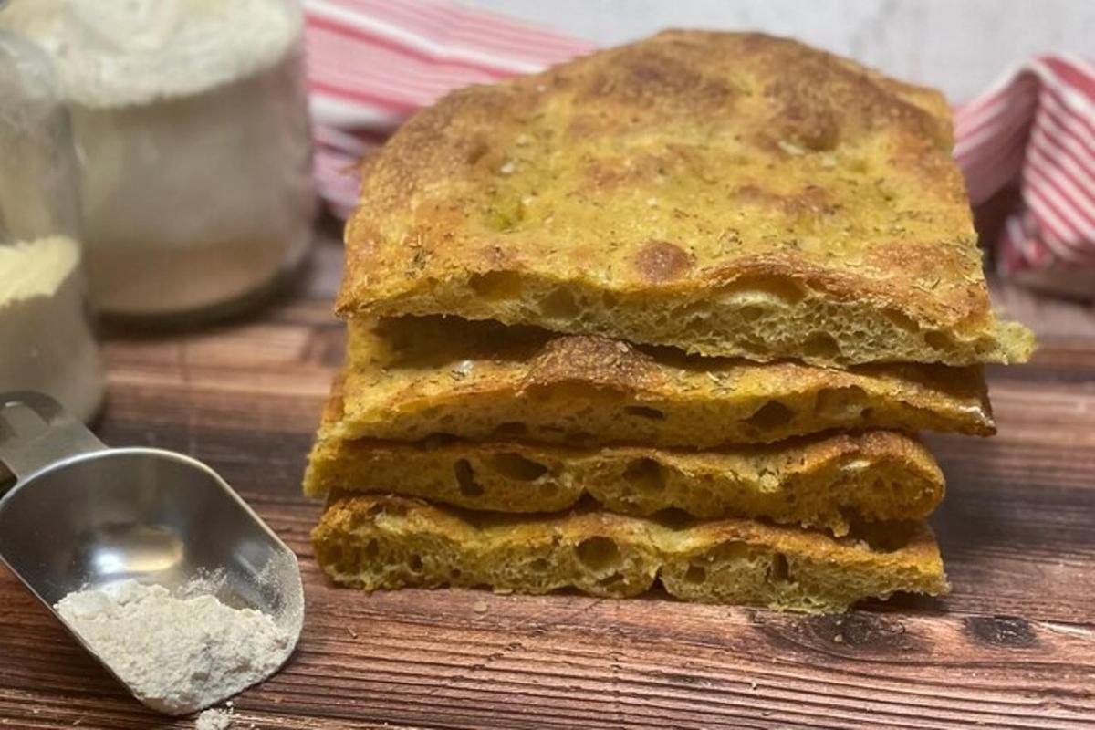 hromada jídla na prkénku s lžící
