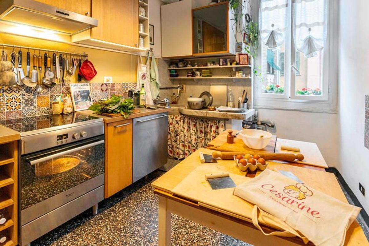 Una cocina con una mesa en el medio.