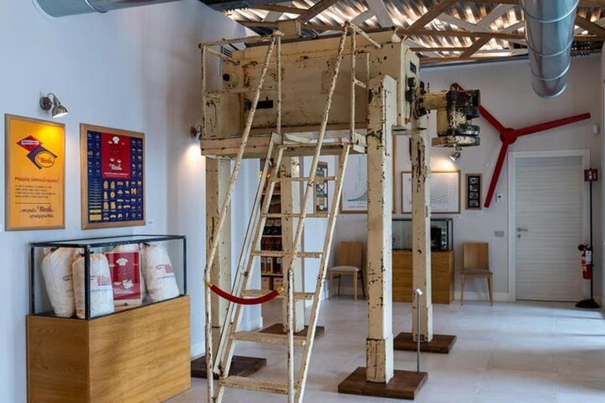 một chiếc giường gác xép có thang trong phòng