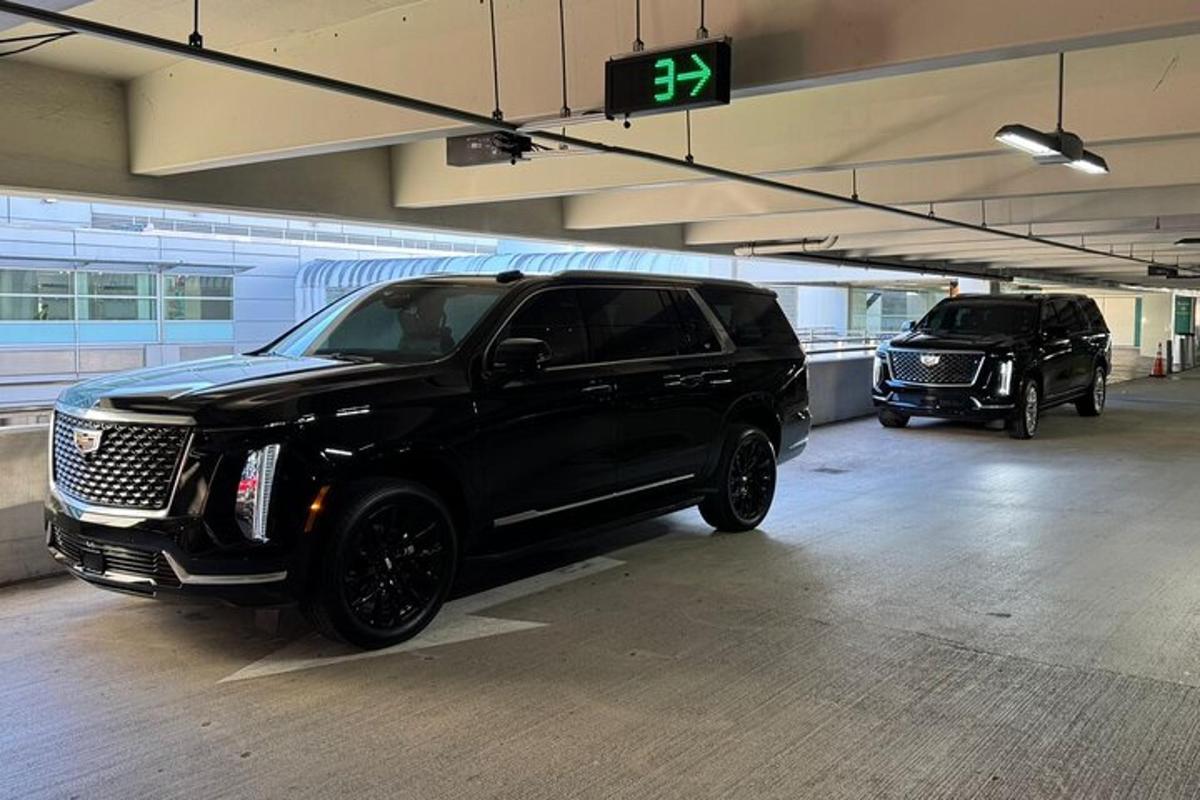 två svarta lastbilar parkerade i ett parkeringsgarage