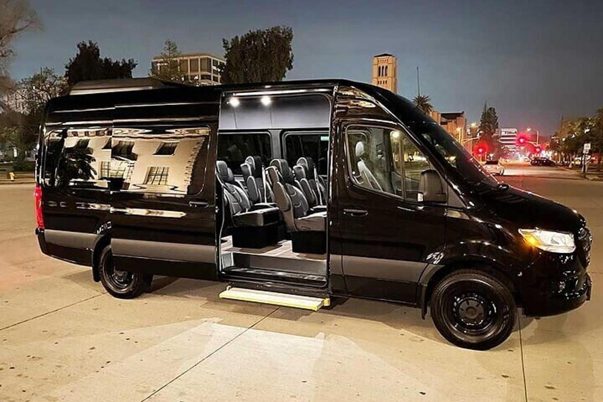 ein schwarzer Lieferwagen auf einem Parkplatz