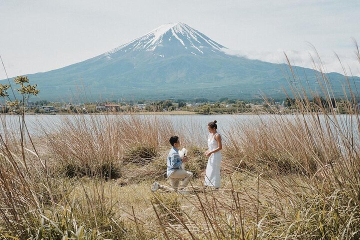 una sposa e uno sposo in piedi davanti a una montagna