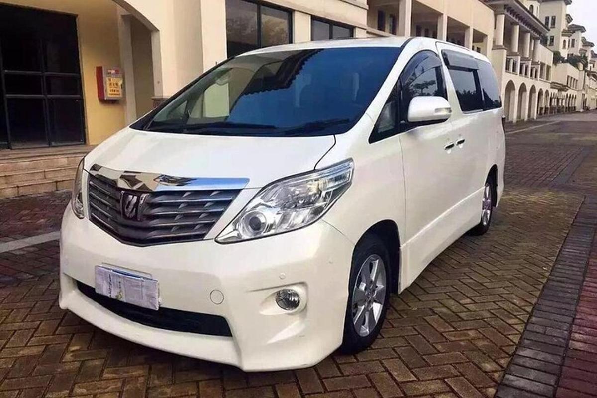 isang puting van na nakaparada sa isang laryong kalye