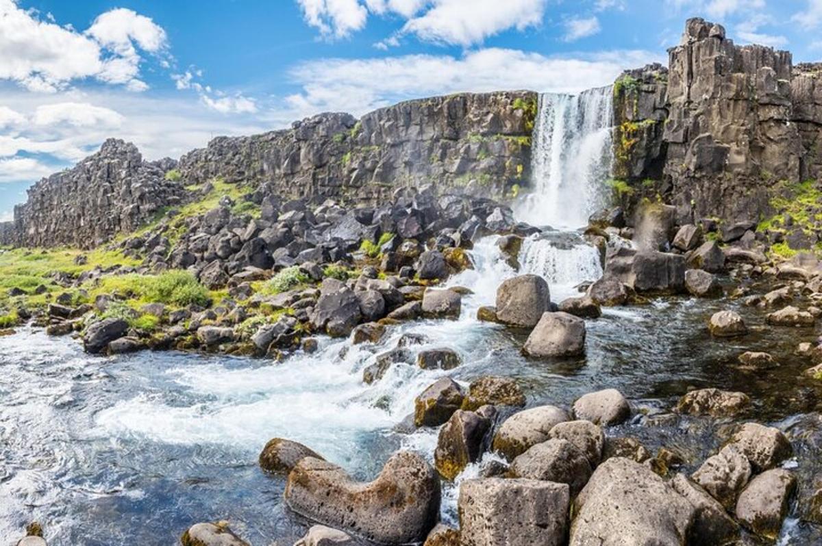 foss á fjallshlíð með klettum