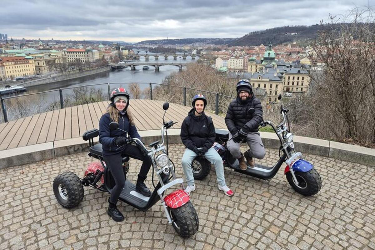 en gruppe på tre personer, der sidder på scootere