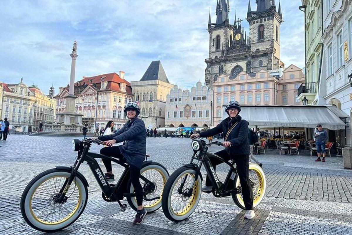 dva lidé jedoucí na kolech po ulici ve městě