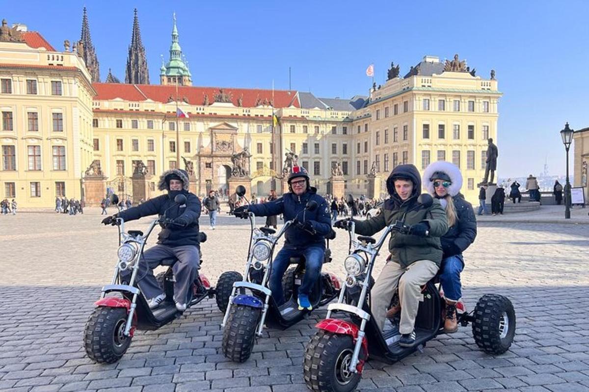 Un grupo de personas en motocicleta frente a un edificio.