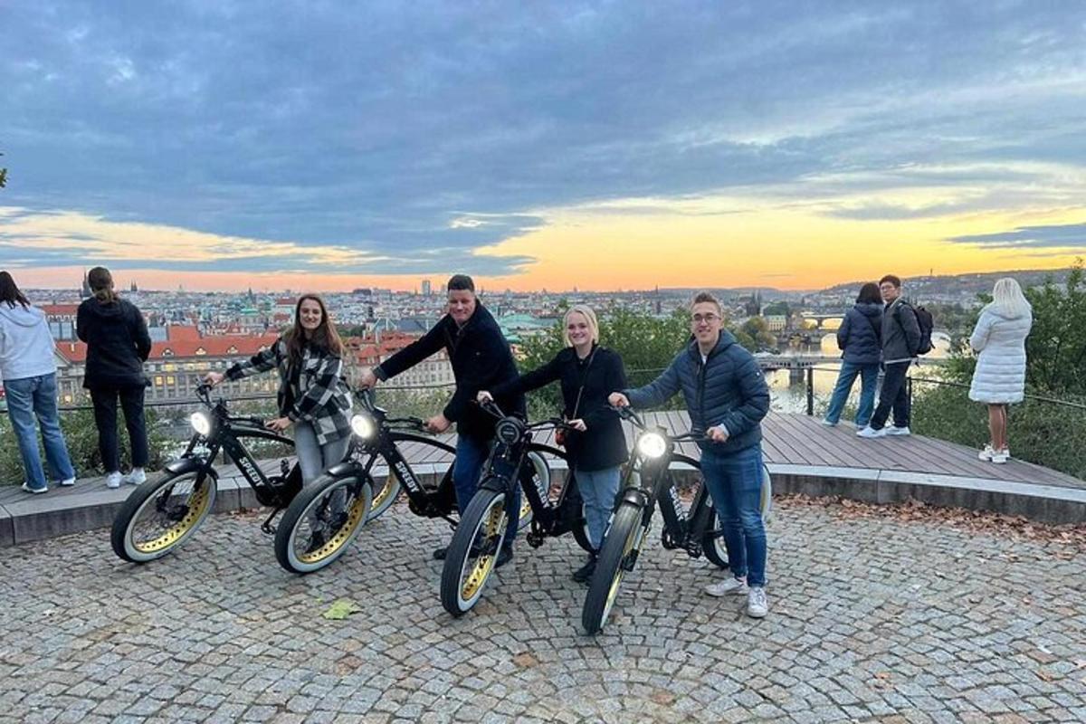 skupina lidí pózujících pro fotografii se svými koly