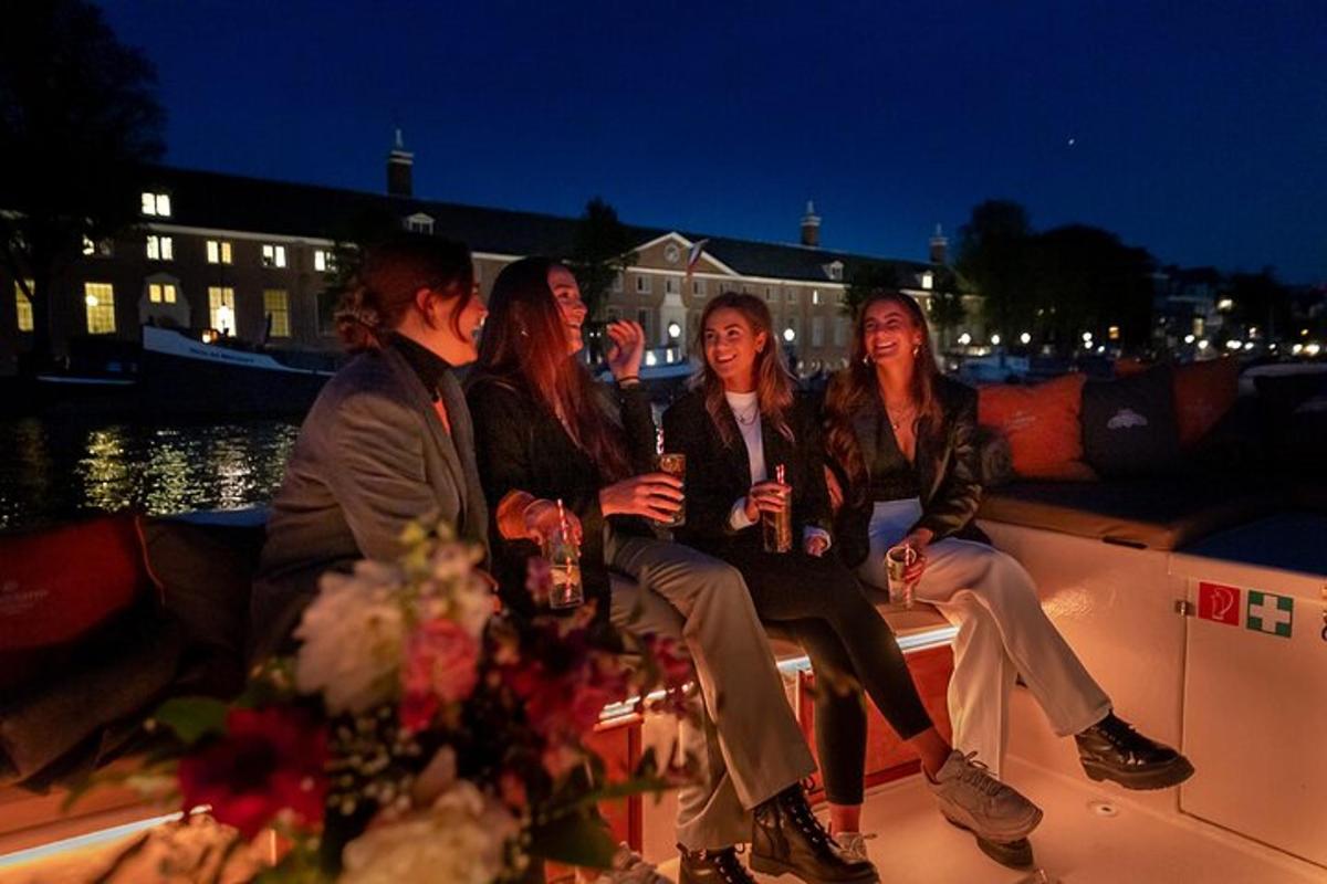 grupp inimesi, kes istuvad öösel paadis