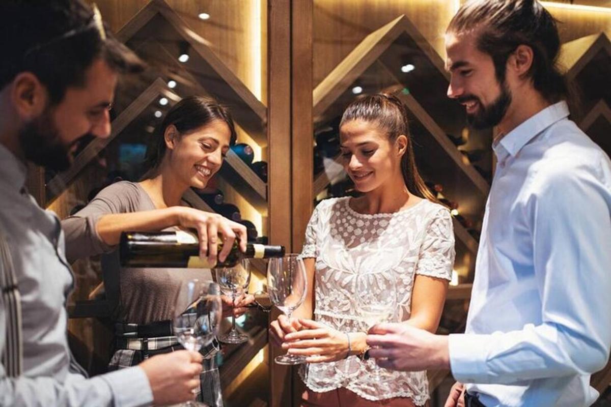 um grupo de pessoas em pé ao redor de um barman servindo vinho