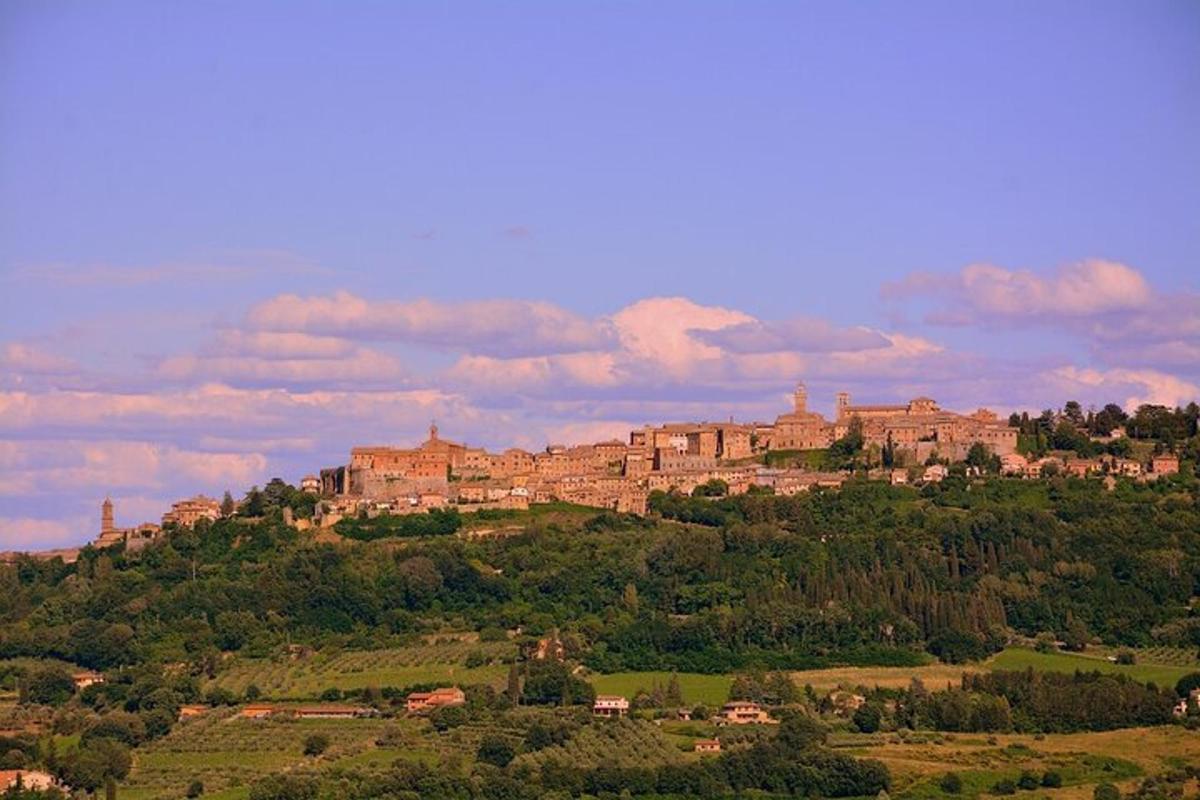 un gran castillo en la cima de una colina