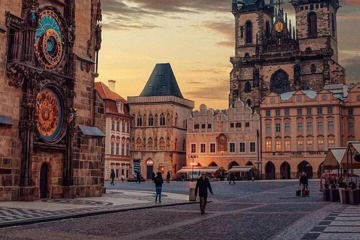 un grande edificio con una torre dell'orologio in una città