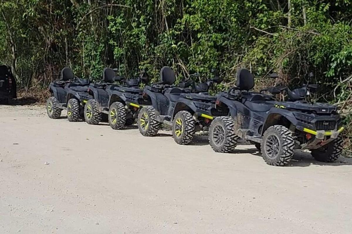 una fila de vehículos todo terreno alineados en una fila