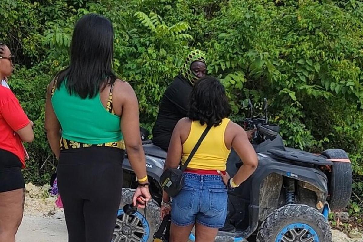 Un grupo de mujeres mirando a un hombre en un camión.