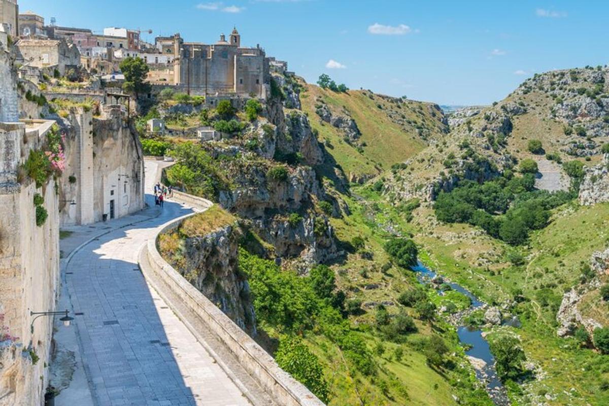 Skats uz Amalfi piekrasti ar pili kalnā
