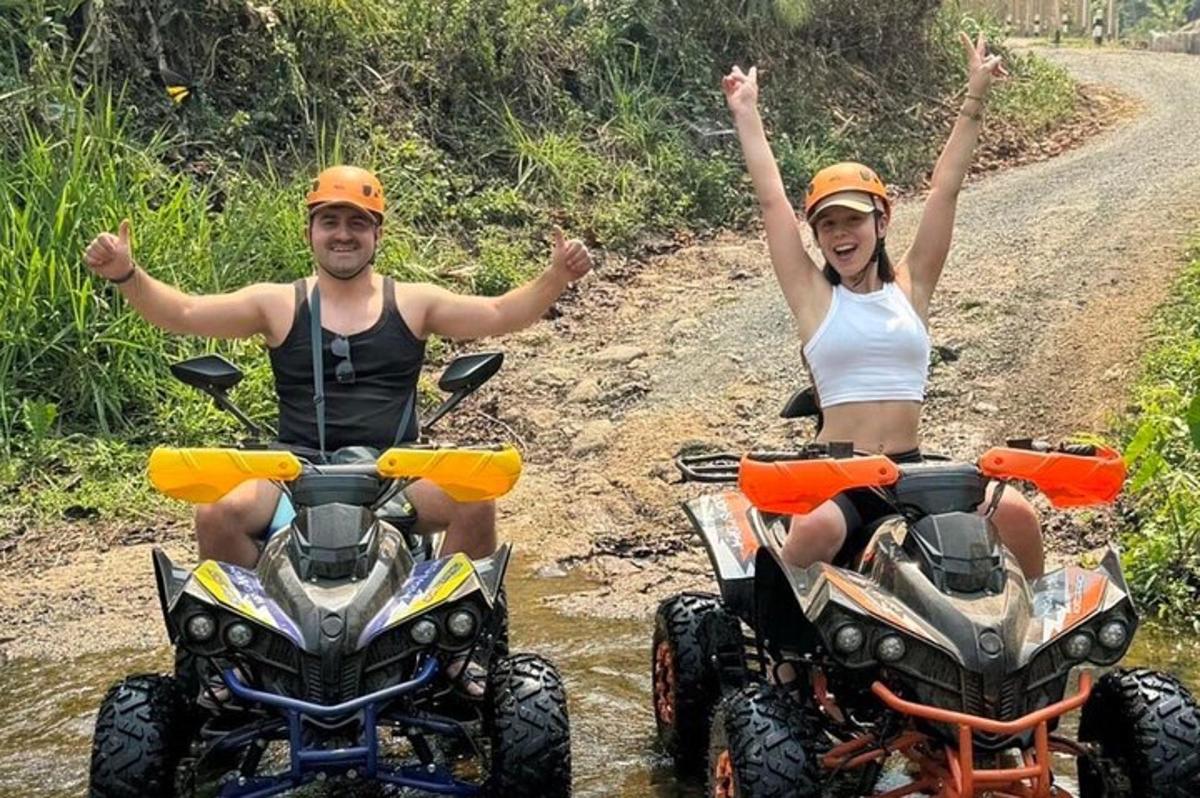 mees ja naine sõidavad ATV-dega kruusateel