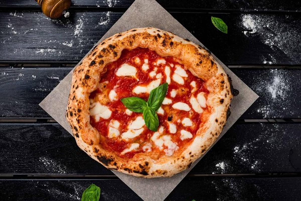 malá pizza ležící na stole