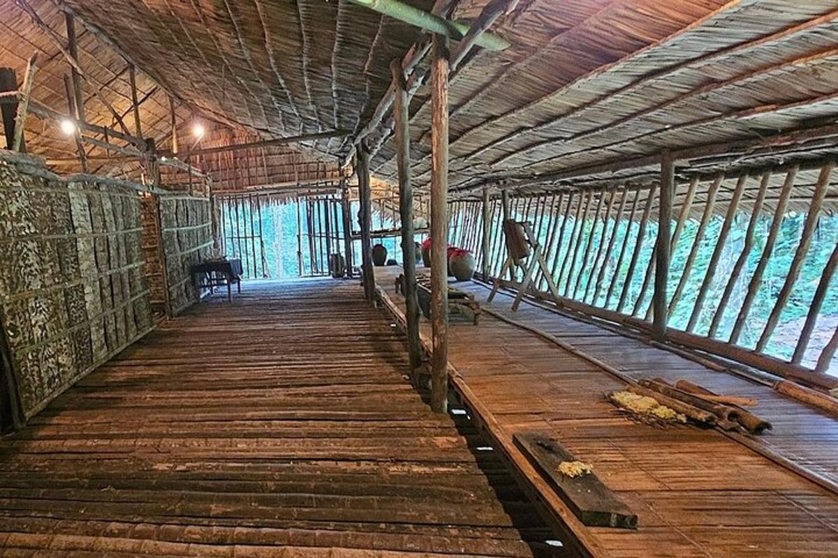 建筑物内部与水的视图
