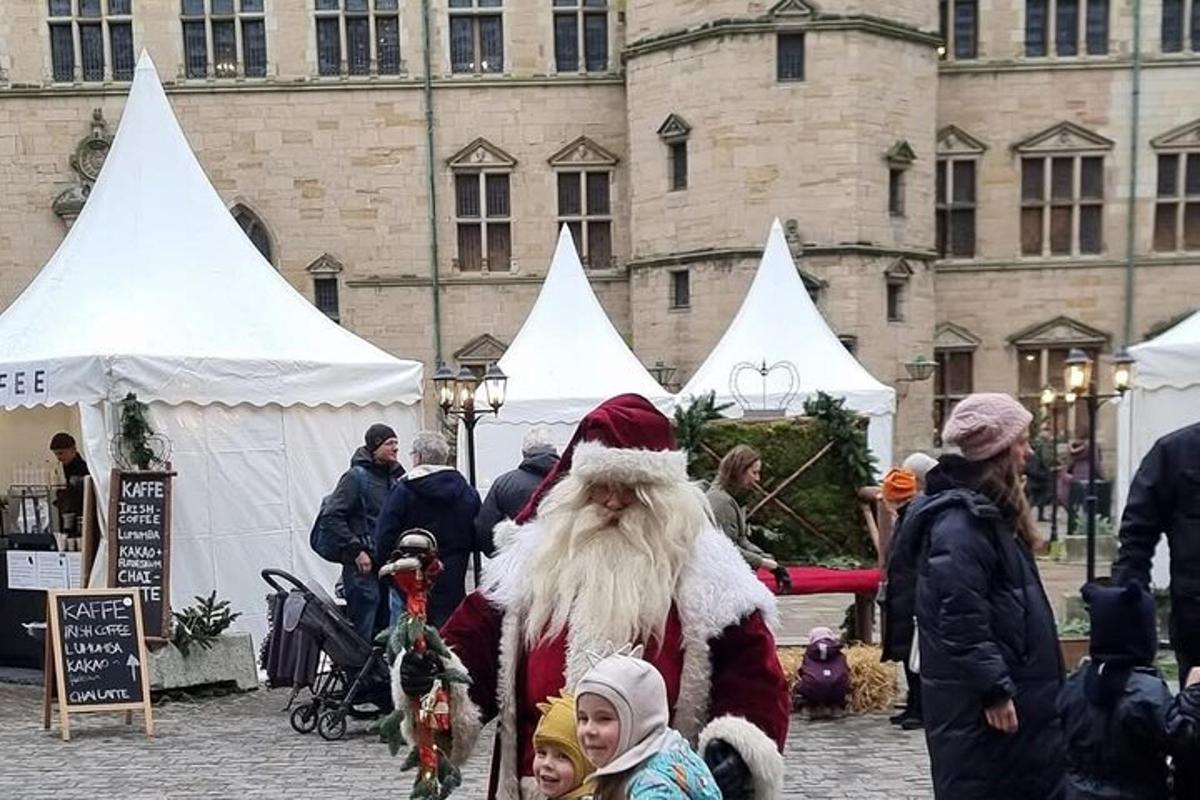 một người đàn ông ăn mặc như ông già Noel đang đứng trong đám đông