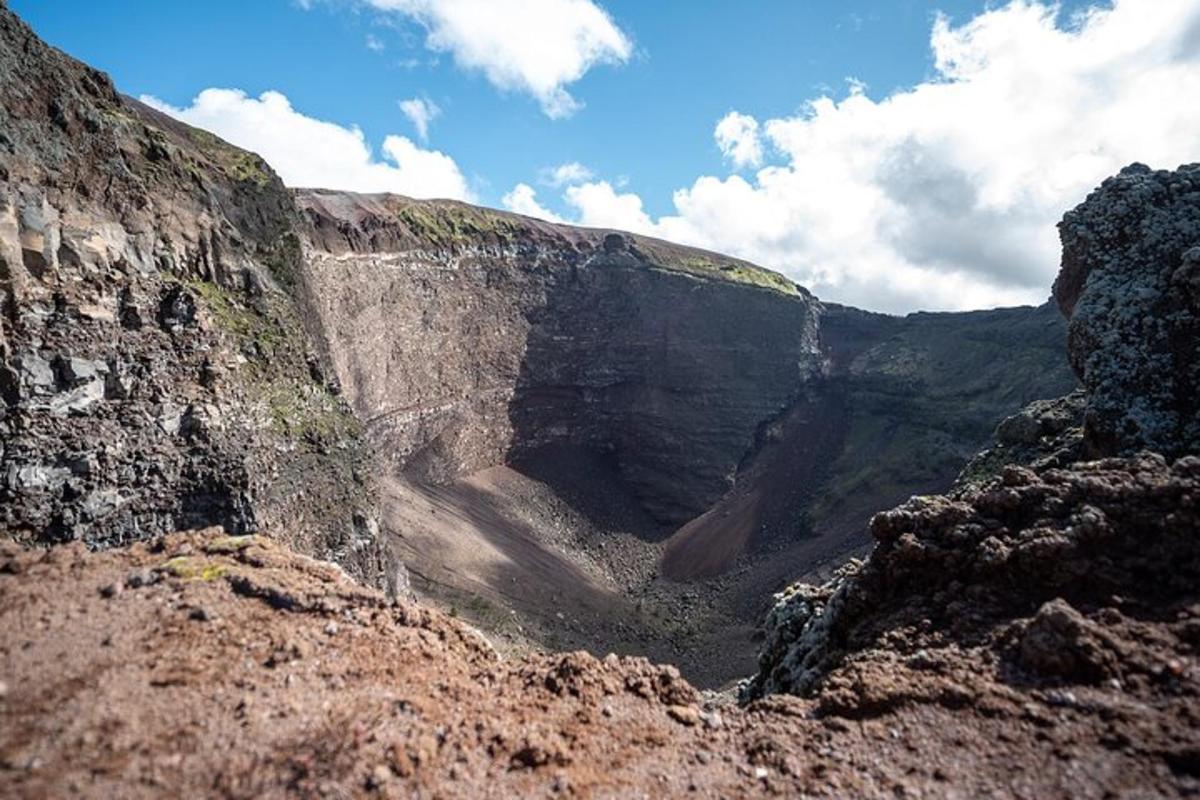 una vista di un canyon su una montagna