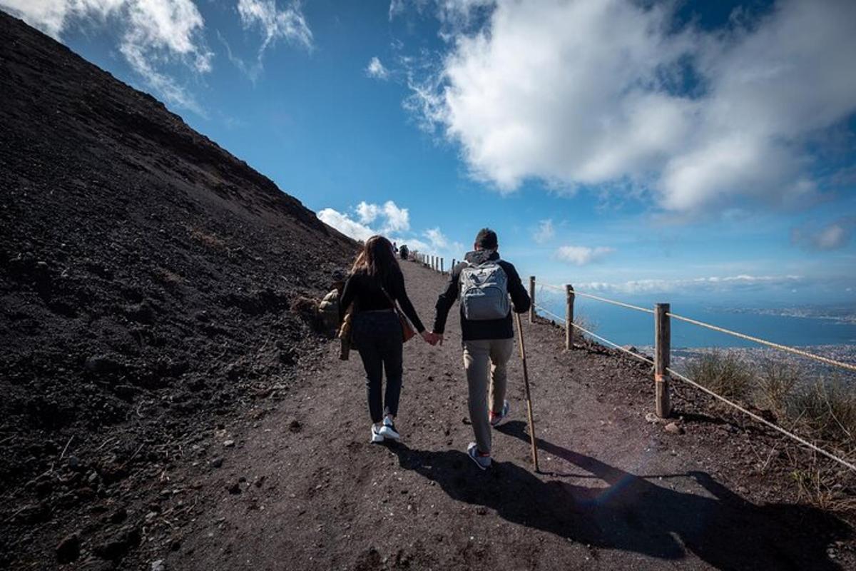 due persone che camminano lungo una strada sterrata tenendosi per mano
