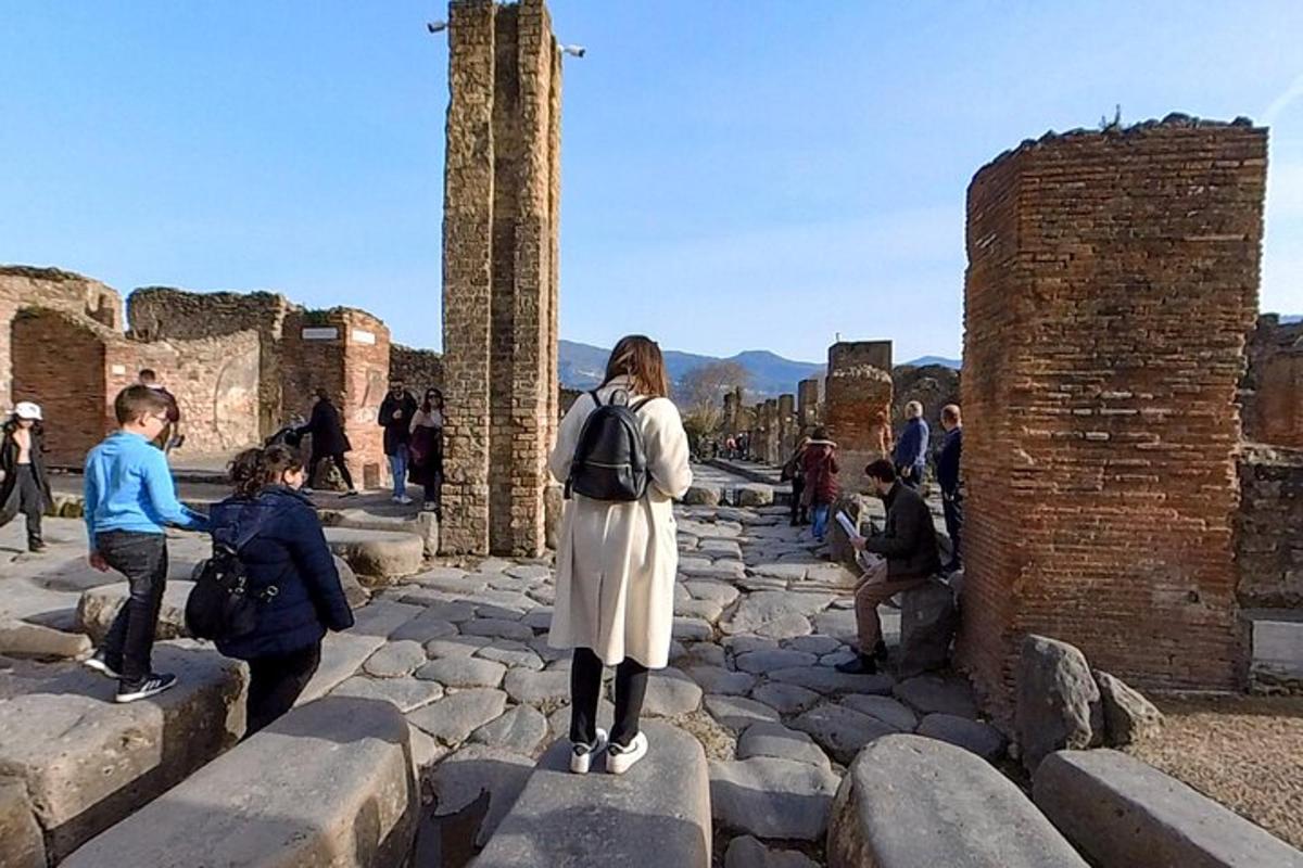 una donna in piedi sulle rovine di un edificio
