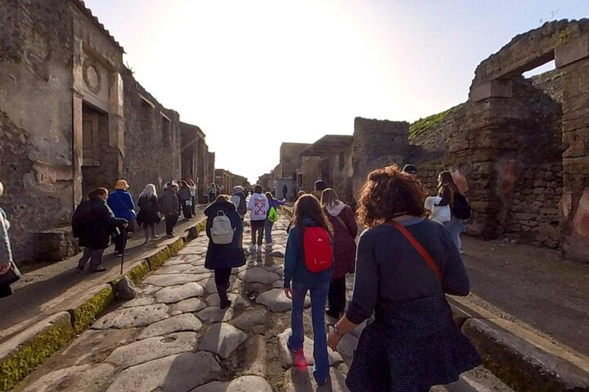 un gruppo di persone che camminano lungo una strada