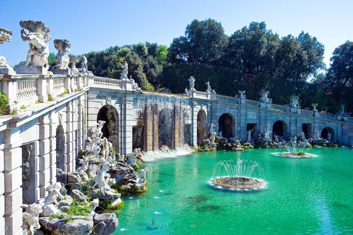 un puente con una fuente en un estanque de agua