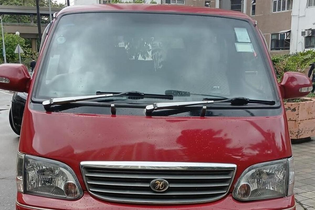 červená dodávka parkuje na parkovišti