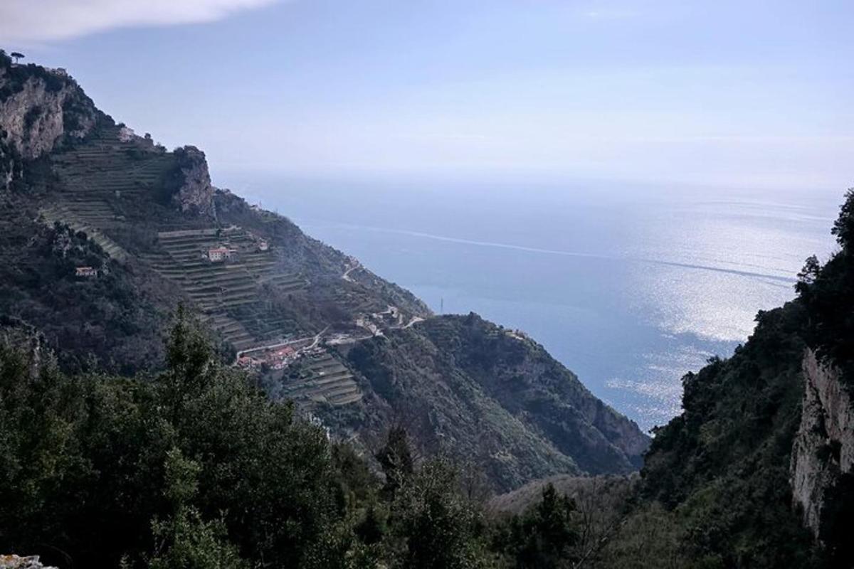 ένα βουνό με θέα στον ωκεανό