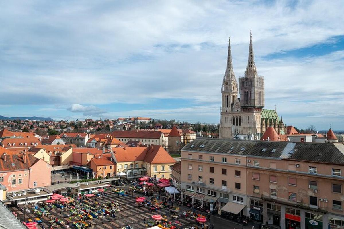 město s hodinovou věží a katedrálou