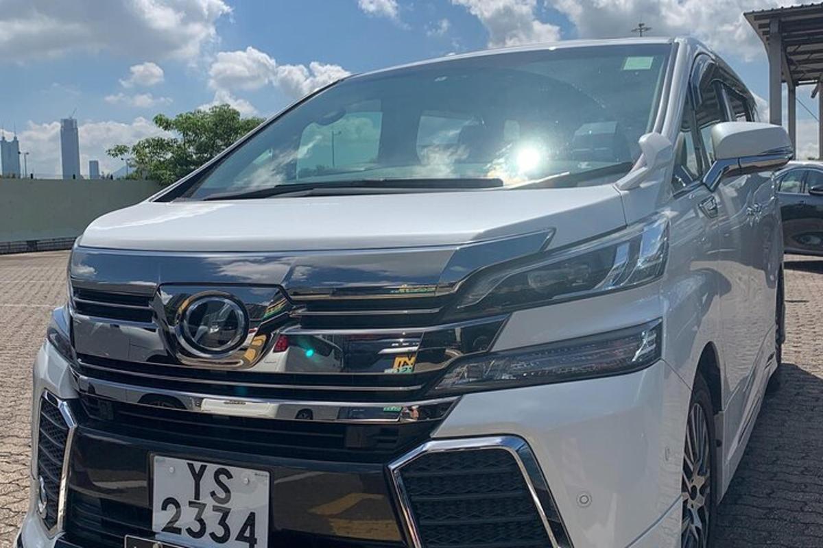 baltas automobilis, pastatytas automobilių stovėjimo aikštelėje