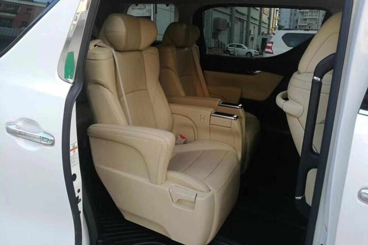 um banco traseiro vazio de um carro branco