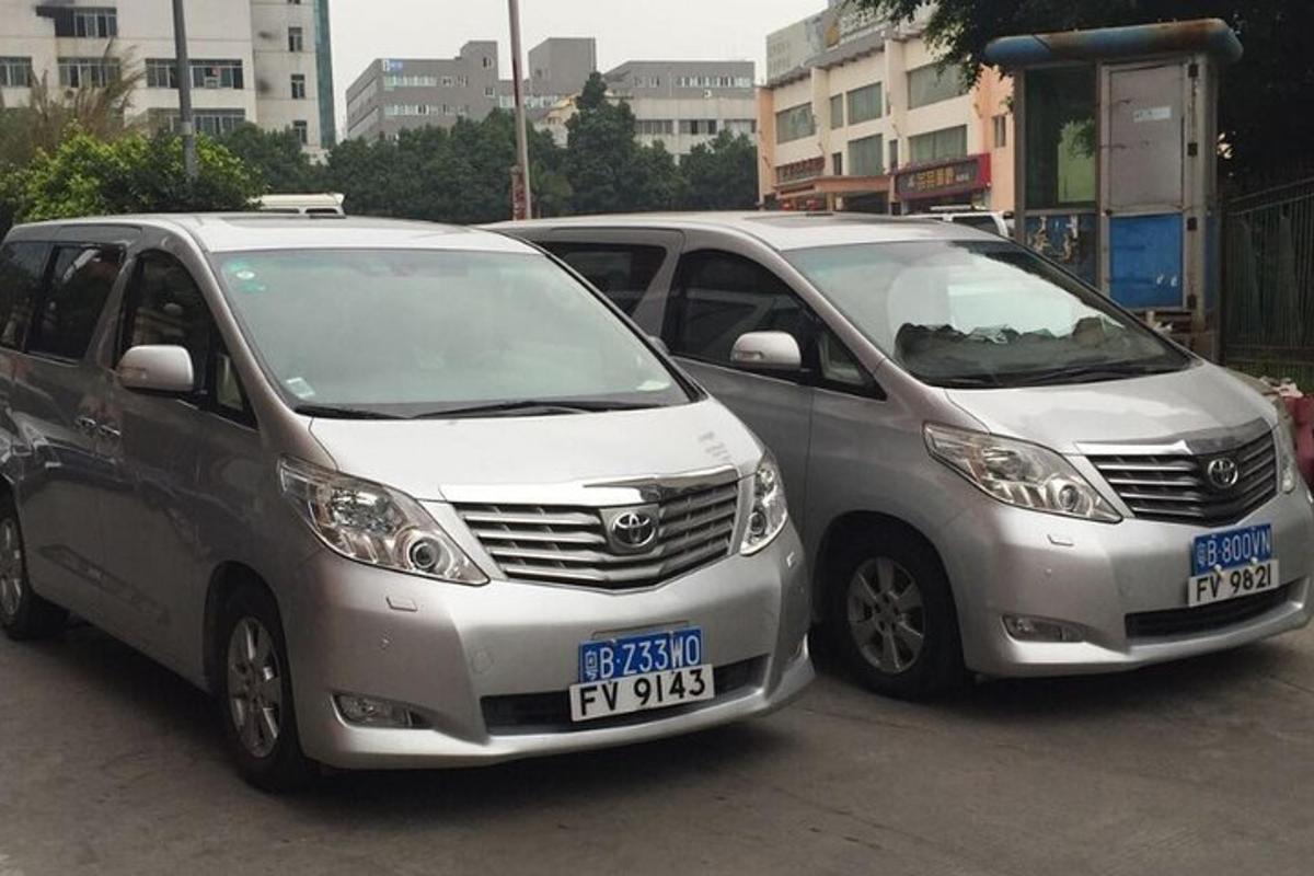 dois carros prateados estacionados um ao lado do outro