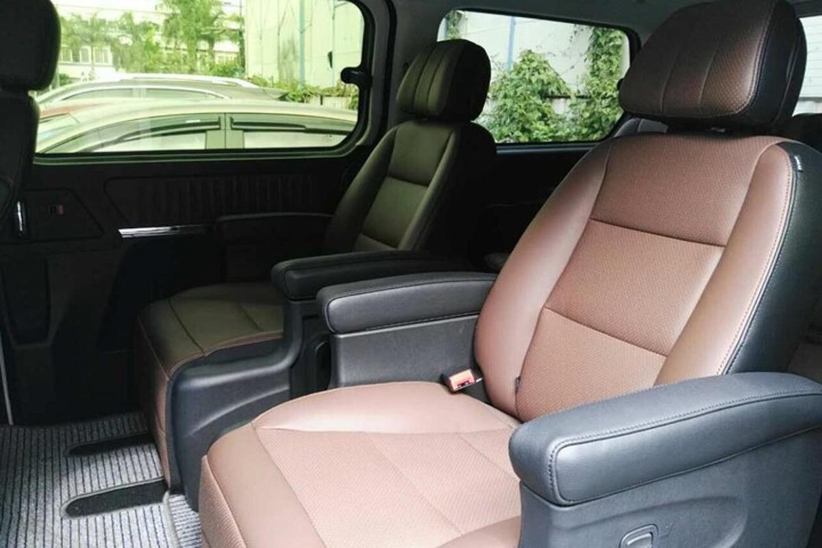 um banco traseiro de um carro com assentos rosa