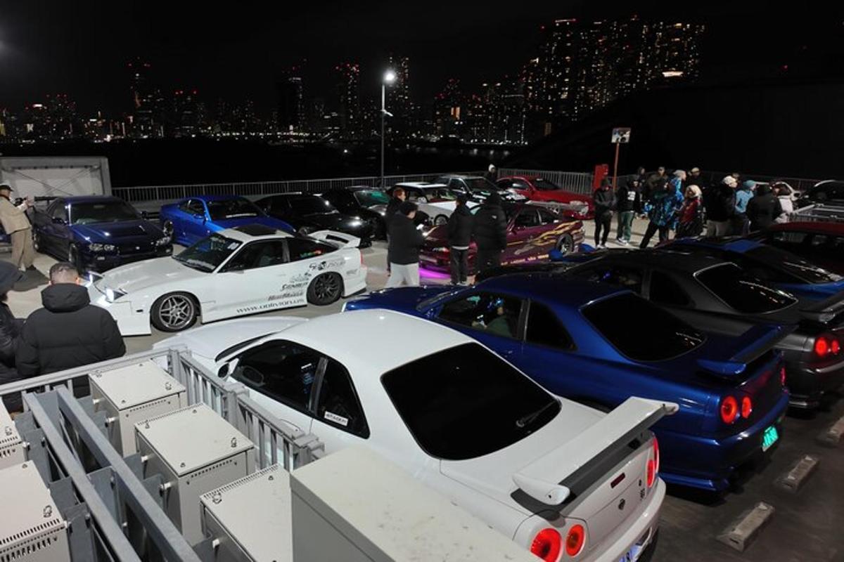 un gruppo di auto parcheggiate in un parcheggio di notte