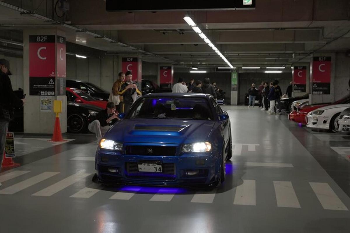 egy kék autó parkolt a parkolóházban