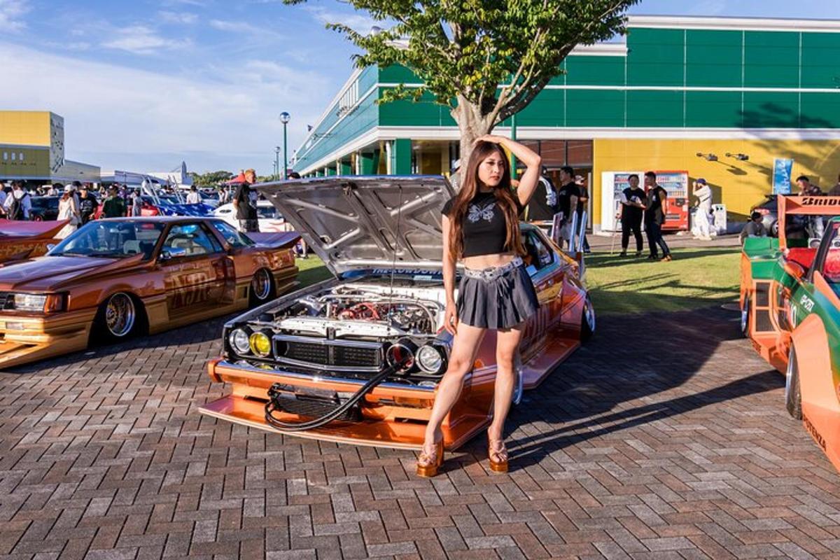 uma mulher parada ao lado de um carro com o capô aberto