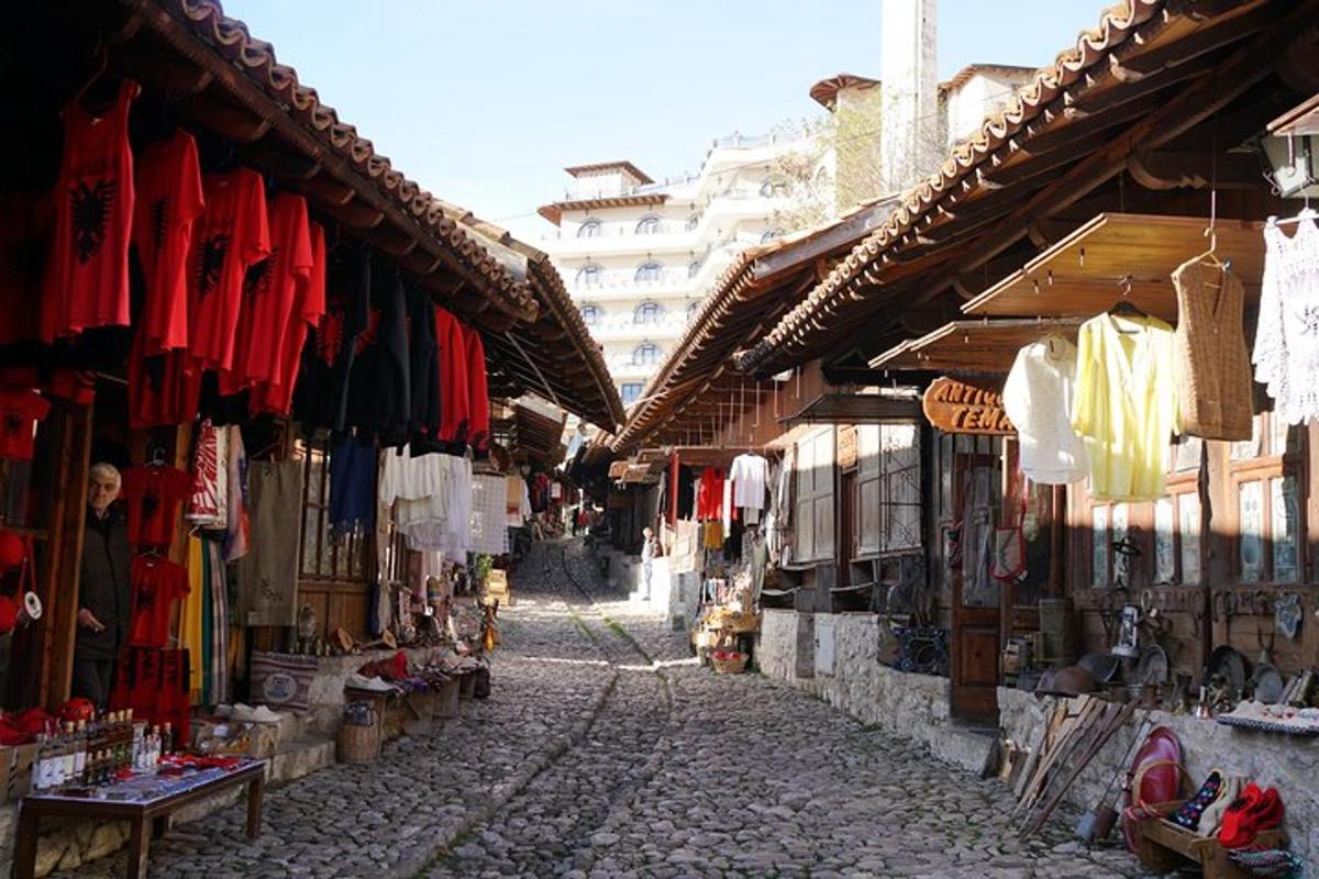 eine Gasse auf einem Markt mit Kleidung und Geschäften