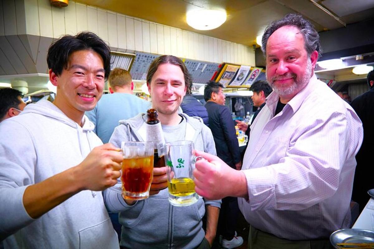 un grup d'homes que sostenen gots de cervesa