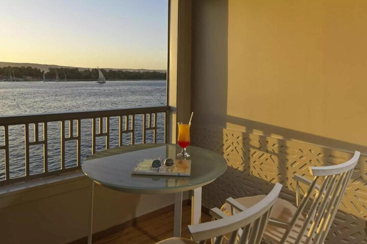 o masă pe balcon cu o băutură pe ea